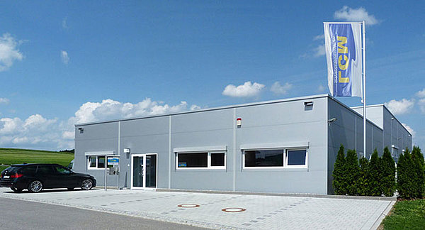 Luftaufnahme des Firmenstandorts ca 2-3 Meter über dem Boden, aufgenommen mit einer Drohne.